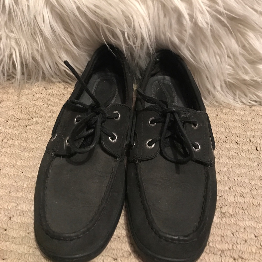Black sperrys!